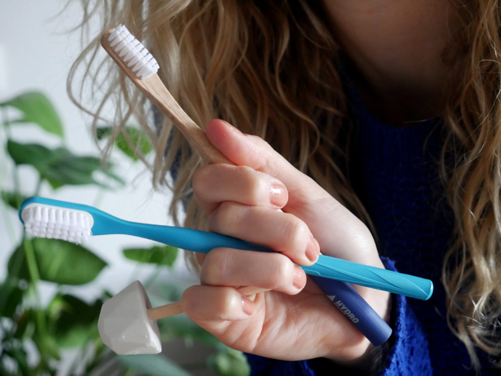 duurzaam tanden poetsen wat is de meest duurzame tandenborstel bamboe bioplastic vervangbaar borsteltje verpakkingsloze tandpasta pillen